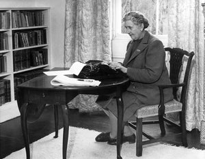 Agatha Christie es la reina indiscutible del misterio. Con tramas llenas de giros inesperados, pistas ocultas y finales que siempre sorprenden, convirtió la novela policial en un fenómeno mundial. Creadora de detectives inolvidables como Hercule Poirot o Miss Marple, Christie sabe cómo mantener la intriga hasta la última página. Sus historias combinan ingenio, suspense y ese placer irresistible de intentar descubrir al culpable… Perfecta para quienes disfrutan de enigmas bien construidos, crímenes clásicos y lecturas que enganchan desde el primer capítulo.