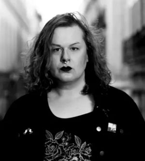 Alana S. Portero es una escritora española cuya voz se ha convertido en una de las más potentes y necesarias de la narrativa actual. Con una mirada íntima y honesta, explora la identidad, la memoria y la búsqueda de un lugar propio en el mundo. Su estilo es cercano, emocional y directo, pero también literario y muy cuidado con una prosa tan musical que leerla resulta una maravilla. Ideal para lectores que buscan narrativa contemporánea valiente, sensible y profundamente humana, con historias que hablan de identidad y resistencia.