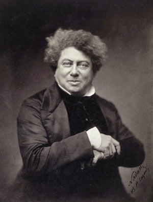 Alexandre Dumas fue uno de los grandes maestros de la novela de aventuras. Sus historias están llenas de acción, duelos, conspiraciones y personajes inolvidables que luchan por la justicia, la venganza o el honor. Combina ritmo ágil, giros constantes y un toque épico que engancha desde la primera página. Sus libros son puro entretenimiento, pero también hablan de amistad, lealtad y segundas oportunidades. Ideal para quienes buscan lecturas dinámicas, emocionantes y llenas de aventura, con ese espíritu clásico que nunca pasa de moda.