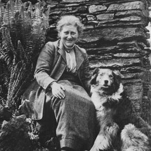 Beatrix Potter fue una autora e ilustradora británica que creó algunos de los cuentos infantiles más queridos de todos los tiempos. Sus historias, protagonizadas por animales, combinan ternura, humor y pequeñas enseñanzas sobre la vida. Con ilustraciones delicadas y un estilo sencillo y cercano, Potter construyó un universo acogedor que ha acompañado a generaciones de lectores. Sus libros hablan de curiosidad, travesuras y aprendizaje, siempre con un encanto muy especial. Una autora obligatoria para quienes buscan clásicos infantiles bonitos, entrañables y perfectos para compartir, releer, y guardar a futuras generaciones