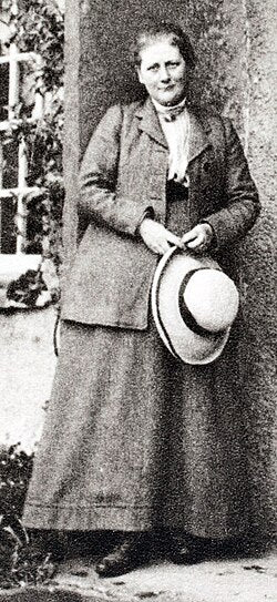Beatrix Potter fue una autora e ilustradora británica que creó algunos de los cuentos infantiles más queridos de todos los tiempos. Sus historias, protagonizadas por animales, combinan ternura, humor y pequeñas enseñanzas sobre la vida. Con ilustraciones delicadas y un estilo sencillo y cercano, Potter construyó un universo acogedor que ha acompañado a generaciones de lectores. Sus libros hablan de curiosidad, travesuras y aprendizaje, siempre con un encanto muy especial. Una autora obligatoria para quienes buscan clásicos infantiles bonitos, entrañables y perfectos para compartir, releer, y guardar a futuras generaciones