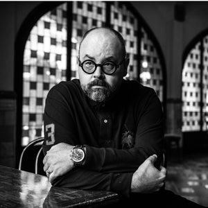 Carlos Ruiz Zafón es uno de los autores españoles más leídos de las últimas décadas. Sus novelas combinan misterio, emoción y una atmósfera muy especial, con historias que enganchan desde la primera página. Conocido sobre todo por la saga El Cementerio de los Libros Olvidados, iniciada con La sombra del viento, Zafón mezcla intriga, amor, secretos y libros dentro de libros, todo envuelto en una Barcelona casi mágica. Su estilo es ágil, muy visual y lleno de giros, pero también tiene ese toque nostálgico y literario que lo hace diferente. Ideal para quienes buscan historias adictivas, con misterio, emoción y ese encanto que convierte la lectura en pura experiencia.