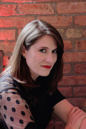 **Erica Ruth** es una autora contemporánea conocida por sus historias de corte romántico y juvenil, con una escritura cercana y fácil de disfrutar. Sus libros suelen centrarse en las relaciones, las emociones y esos momentos de la vida en los que todo puede cambiar.  Con un estilo ágil y directo, crea historias pensadas para enganchar y conectar rápidamente con el lector, combinando romance, conflictos personales y personajes con los que resulta sencillo identificarse.  Ideal para quienes buscan lecturas ligeras, entretenidas y llenas de emoción.