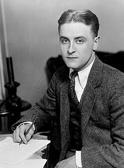 F. Scott Fitzgerald fue una de las grandes voces de la llamada “era del jazz” en Estados Unidos. Sus novelas retratan el brillo, el exceso y también la fragilidad del sueño americano, con personajes que persiguen el éxito, el amor o la riqueza y que terminan descubriendo su lado más vacío. Combina elegancia, romanticismo y una mirada crítica hacia la ambición y las apariencias. Sus historias tienen glamour y fiestas inolvidables, pero también melancolía y desilusión. Ideal para quienes buscan clásicos intensos, sofisticados y con ese aire nostálgico que deja pensando mucho después de cerrar el libro.