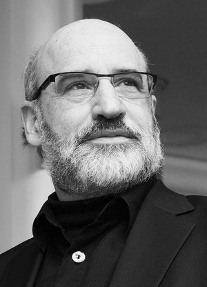 Fernando Aramburu es uno de los escritores españoles más leídos y reconocidos de los últimos años. Su obra combina emoción y mirada social, con historias que exploran la memoria, la identidad y las heridas colectivas. Con un estilo claro y directo, Aramburu construye personajes complejos y muy humanos, capaces de generar empatía incluso en medio del conflicto. Una buena opción para lectores que buscan narrativa contemporánea intensa, con trasfondo histórico y emocional, y novelas que invitan a reflexionar.