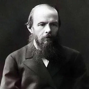 Fyodor Dostoievsky fue uno de los grandes maestros de la literatura rusa y un explorador profundo del alma humana. Sus novelas no solo cuentan historias sino que más bien plantean preguntas incómodas sobre la culpa, la fe, la libertad, el bien y el mal. Sus personajes viven conflictos morales intensos y se enfrentan a sus propias contradicciones. Todo es extremo: las emociones, las dudas, las decisiones. Perfecto para lectores que buscan clásicos intensos, psicológicos y llenos de reflexión. Dostoievsky no se lee a la ligera, pero deja huella.