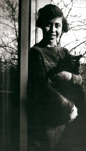 Irène Némirovsky fue una de las grandes voces de la literatura francesa del siglo XX. Sus novelas destacan por la sensibilidad con la que retrata las relaciones humanas, los conflictos familiares y una Europa marcada por los cambios y la incertidumbre. Con un estilo elegante y muy envolvente, Némirovsky crea personajes complejos, llenos de luces y sombras. Obras como Suite francesa o El baile combinan emoción, tensión y una mirada muy lúcida sobre la sociedad y la condición humana. Ideal para quienes buscan clásicos intensos, bien escritos y con historias que emocionan, invitan a reflexionar y permanecen en la memoria mucho después de terminar el libro.
