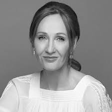 J. K. Rowling es la creadora de una de las sagas más leídas y queridas de las últimas décadas. Con una mezcla de magia, aventura y amistad, consiguió enganchar a millones de lectores de todas las edades. Sus historias combinan fantasía y emoción con temas como el valor, la lealtad y la lucha entre el bien y el mal. Sus personajes crecen, se enfrentan a decisiones difíciles y descubren que la verdadera magia está también en el coraje y la amistad. Todo un descubrimiento para quienes disfrutan de mundos imaginarios bien construidos, personajes inolvidables y lecturas que acompañarán siempre.
