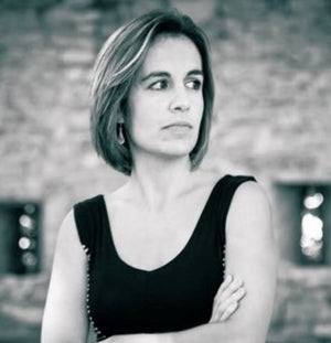 Katixa Agirre es una autora española que destaca por su mirada inteligente y valiente sobre temas incómodos. Sus novelas exploran la maternidad, la identidad y los límites morales desde una perspectiva actual y serena. Con un estilo cuidado pero directo, Agirre combina profundidad psicológica y tensión narrativa, invitando al lector a pensar sin ofrecer respuestas fáciles. Ideal para quienes buscan una narrativa actual, intensa y con un enfoque crítico que va más allá de la historia para abrir debate.