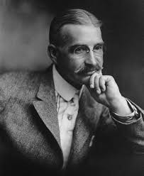L. Frank Baum fue el creador del maravilloso mundo de Oz, uno de los universos más mágicos y queridos de la literatura infantil. Sus libros combinan fantasía, aventura y personajes inolvidables, con historias que hablan de amistad, valentía y del descubrimiento de uno mismo. Con un estilo cercano y lleno de imaginación, Baum creó un mundo al que siempre apetece volver. Ideal para quienes disfrutan de clásicos llenos de magia, aventuras y ese encanto atemporal que nunca deja de fascinar.