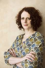 Maggie O'Farrell es una autora que sabe convertir las emociones en historias inolvidables. Sus novelas combinan sensibilidad, intensidad y personajes muy humanos, con tramas que exploran el amor, la pérdida, la familia y los momentos que cambian una vida. Con un estilo envolvente y cercano, O’Farrell construye relatos que atrapan tanto por su profundidad emocional como por sus descripciones.  Ideal para lectores que buscan novelas emotivas, bien escritas y con personajes que se sienten reales desde la primera página.