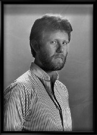 Michael McDowell es un autor de culto dentro del terror y el gótico sureño. Sus historias mezclan lo cotidiano con lo inquietante, creando atmósferas envolventes donde lo extraño se cuela poco a poco hasta volverse imposible de ignorar. Con un estilo ágil y muy visual, McDowell construye sagas familiares, secretos oscuros y elementos sobrenaturales que atrapan desde el principio. En obras como Blackwater, combina drama, misterio y terror de una forma muy adictiva. Si disfrutas de historias con ambientación potente, un toque oscuro y ese tipo de intriga que engancha capítulo a capítulo, este es tu autor.