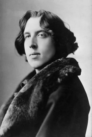 Oscar Wilde fue uno de los escritores más brillantes y provocadores de su tiempo. Maestro del ingenio y la ironía, convirtió el humor elegante en una forma de crítica social. Combina belleza, decadencia, sátira y una mirada muy afilada sobre la moral y las apariencias. Sus frases, llenas de ingenio, siguen siendo tan actuales como cuando fueron escritas.