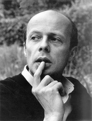 Patrick Süskind es un escritor alemán conocido por crear historias tan inquietantes como inolvidables. Alcanzó fama mundial con El perfume, una novela que mezcla suspense, obsesión y una atmósfera única para construir uno de los personajes más fascinantes de la literatura contemporánea. Con un estilo elegante, preciso y muy envolvente, Süskind explora las obsesiones humanas, el deseo, la soledad y los límites de la ambición. Sus obras destacan por su originalidad y por la intensidad con la que atrapan al lector desde las primeras páginas. Ideal para quienes buscan novelas diferentes, con una atmósfera poderosa, personajes complejos y una historia que permanece en la memoria mucho después de terminar el libro.