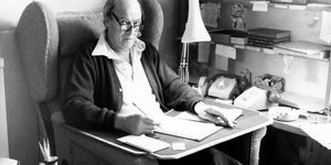 Roald Dahl es uno de los autores más divertidos y gamberros de la literatura infantil. Sus historias están llenas de imaginación, humor y personajes inolvidables que suelen ser niños inteligentes enfrentándose a adultos bastante… cuestionables. En libros como Matilda, Charlie y la fábrica de chocolate o Las brujas, mezcla situaciones disparatadas con un toque oscuro y muy ingenioso que engancha tanto a niños como a adultos. Con un estilo ágil, irreverente y muy creativo, Dahl convierte cada historia en una aventura única. Ideal para quienes buscan libros divertidos, originales y con ese punto travieso que hace que no puedas parar de leer.