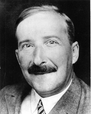 Stefan Zweig fue uno de los autores más leídos del siglo XX, conocido por su capacidad para explorar las emociones y los conflictos internos con una intensidad única. Sus obras, muchas de ellas breves, se centran en momentos clave que cambian la vida de sus personajes. En novelas y relatos como Novela de ajedrez o Carta de una desconocida, Zweig combina tensión psicológica, elegancia y una gran profundidad emocional. Con un estilo ágil, cuidado y muy envolvente, sus historias se leen rápido pero dejan huella. Un autor para quienes buscan lecturas intensas, humanas y llenas de matices, perfectas para descubrir (o redescubrir) a un clásico imprescindible.