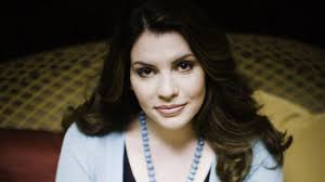 Stephenie Meyer es la autora de la saga Crepúsculo, una de las historias románticas y fantásticas más populares de los últimos años. Sus libros mezclan amor, misterio y elementos sobrenaturales en una lectura ágil y muy adictiva. Con vampiros, hombres lobo y romances intensos, Meyer creó un universo que conquistó a toda una generación de lectores. Sus historias hablan de primeros amores, decisiones difíciles y emociones vividas al límite, siempre con un tono muy envolvente.