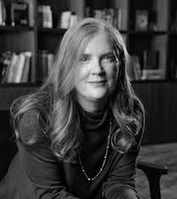 **Suzanne Collins** es una de las autoras más influyentes de la literatura juvenil contemporánea. Con la saga *Los juegos del hambre*, conquistó a millones de lectores gracias a una combinación perfecta de acción, emoción y crítica social.  Sus novelas mezclan aventura, personajes fuertes y dilemas morales con un ritmo que engancha desde la primera página. Más allá de la tensión y el espectáculo, Collins habla del poder, la desigualdad, la supervivencia y el valor de luchar por aquello en lo que creemos.  Ideal para quienes buscan historias adictivas, llenas de giros, personajes inolvidables y mucho más de lo que parece a simple vista.