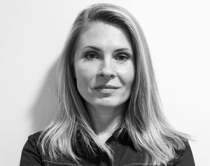 Tatiana Țîbuleac es una autora que escribe desde la herida y la emoción más cruda. Sus novelas son intensas, incómodas y tremendamente humanas, con personajes que se enfrentan al dolor, la pérdida y las relaciones familiares complejas. Su prosa es directa, a veces dura, pero también poética y muy poderosa. Tibuleac no suaviza los sentimientos: los muestra tal como son, con contradicciones, rabia y ternura al mismo tiempo. Un imprescindible para lectores que buscan historias impactantes, breves pero intensas, capaces de remover y quedarse dando vueltas mucho después de terminar la última página.