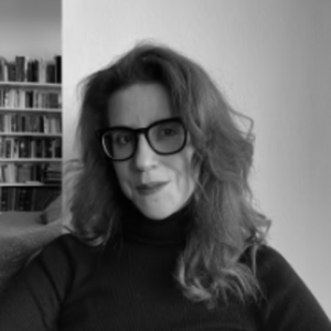 **Bibiana Candia** es una escritora gallega que ha destacado por una voz literaria muy personal, capaz de combinar belleza, emoción y memoria histórica. Sus novelas recuperan historias olvidadas y las convierten en relatos profundamente humanos, con personajes que luchan por encontrar su lugar en el mundo.  Con un estilo cuidado, evocador y muy cercano, Candia aborda temas como la emigración, el desarraigo, la identidad y la búsqueda de esperanza. En obras como *Azucre*, da voz a quienes rara vez aparecen en los libros de historia, construyendo una narrativa tan conmovedora como necesaria.  Ideal para quienes buscan narrativa contemporánea con una gran carga emocional, una escritura elegante y historias que dejan huella.