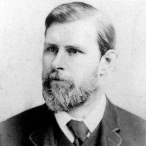 Bram Stoker combina suspense, superstición y tensión psicológica, con personajes que se enfrentan a lo desconocido y a sus propios miedos. Stoker habla del deseo, el poder y la lucha entre la luz y la oscuridad. Un autor para quienes disfrutan de clásicos inquietantes, atmósferas sombrías y relatos que siguen inspirando películas, series y nuevas versiones más de un siglo después.