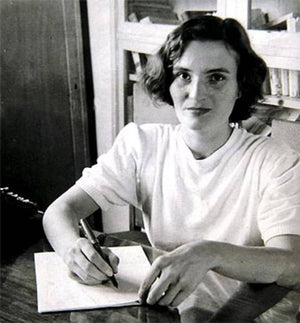 Carmen Laforet fue una de las grandes voces de la narrativa española del siglo XX.  Su escritura es clara, contenida y muy emocional, con protagonistas que buscan su lugar en el mundo en medio de ambientes opresivos y silenciosos. Laforet supo captar como pocos la sensación de desorientación, el despertar a la vida adulta y la necesidad de libertad. Excelente para quienes buscan clásicos contemporáneos, introspectivos y profundamente humanos, con una sensibilidad que sigue resultando cercana hoy en día.