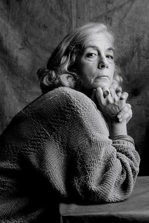**Carmen Martín Gaite** es una de las grandes voces de la literatura española del siglo XX. Sus novelas destacan por la cercanía con la que retrata la vida cotidiana, las relaciones humanas y la búsqueda de identidad, siempre con personajes que resultan profundamente reales.  Con un estilo claro, elegante y muy natural, Martín Gaite explora temas como la memoria, la soledad, la amistad y el paso del tiempo. En obras como *Entre visillos* o *El cuarto de atrás*, convierte lo cotidiano en historias llenas de sensibilidad y emoción.  Ideal para quienes buscan clásicos contemporáneos, personajes inolvidables y novelas que invitan a mirar la vida con calma y profundidad.