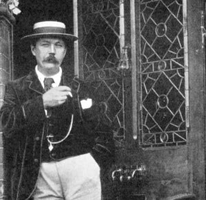 Arthur Conan Doyle fue un escritor y médico británico que pasó a la historia por crear a Sherlock Holmes, uno de los detectives más famosos de la literatura. Sus historias revolucionaron el género policiaco gracias a la observación minuciosa, el razonamiento lógico y esos pequeños detalles que parecen insignificantes hasta que encajan todas las piezas.  Además de las aventuras de Holmes y su inseparable doctor Watson, escribió relatos de misterio, novelas históricas y obras de aventuras. Entre sus títulos más conocidos están Estudio en escarlata, El sabueso de los Baskerville y El signo de los cuatro, historias llenas de enigmas, sospechosos y giros inesperados.