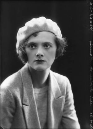 Daphne du Maurier fue una escritora británica conocida por sus novelas llenas de misterio, suspense y atmósferas inquietantes. Sus historias suelen esconder secretos familiares, amores complicados y personajes atrapados entre el deseo, los celos y el miedo, con escenarios que parecen guardar vida propia.  Es la autora de clásicos como Rebeca, una historia de obsesión, secretos y una mansión imposible de olvidar, y Mi prima Rachel. También escribió relatos como Los pájaros, que inspiró la famosa película de Alfred Hitchcock. Su estilo mezcla el suspense psicológico con un toque gótico que engancha desde las primeras páginas.