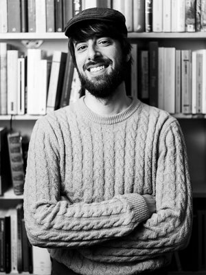 David Uclés es una de las voces más originales de la narrativa española reciente. Su escritura mezcla imaginación, memoria y un punto de fantasía muy personal, creando historias que se mueven entre lo real y lo simbólico con mucha naturalidad. En su escritura combina historia y ficción para hablar de la memoria colectiva, las raíces y el paso del tiempo, con una prosa muy cuidada y visual. Su estilo tiene algo poético y a la vez muy cercano.
