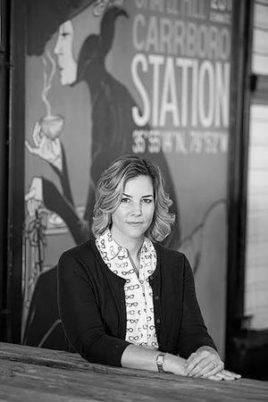 Ellery Adams es una autora estadounidense especializada en cozy mystery, ese tipo de misterio que combina asesinatos, secretos y pistas con ambientes acogedores, librerías, clubes de lectura y comunidades llenas de personajes curiosos. Sus novelas tienen un ritmo ágil y entretenido, mucho encanto y ese punto de misterio que invita a jugar a descubrir al culpable mientras disfrutas de una historia llena de libros, amistad y personajes peculiares. Ideal para quienes disfrutan de misterios ligeros, asesinatos sin excesivo dramatismo y mucho ambiente literario.