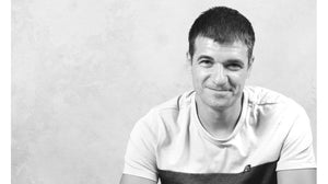 Eloy Moreno es un autor español muy popular por sus historias cercanas, emotivas y fáciles de leer. Sus libros conectan con el lector desde lo cotidiano, abordando temas como la felicidad, la rutina, la infancia o las decisiones que cambian la vida. Con un estilo claro y directo, Moreno combina emoción y reflexión, creando novelas que invitan a parar y pensar sin perder ese punto ágil que engancha. Algunos de sus títulos han llegado a miles de lectores por su capacidad de emocionar y hacerte mirar las cosas desde otra perspectiva. Una buena opción para quienes buscan lecturas accesibles, con mensaje y ese toque inspirador que se queda contigo.