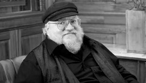 George R. R. Martin es el autor detrás de una de las sagas de fantasía más influyentes de los últimos años: Canción de hielo y fuego, llevada a la televisión como Juego de tronos. Sus historias van mucho más allá de la fantasía clásica: aquí no hay héroes perfectos ni finales fáciles. Martin construye mundos complejos, llenos de política, traiciones, ambición y personajes con muchas capas, donde cualquiera puede ganar… o perderlo todo. Con un estilo detallado y muy visual, combina batallas épicas, intrigas de poder y momentos muy humanos. Sus libros enganchan por la tensión constante y por esa sensación de que todo puede cambiar en cualquier momento.