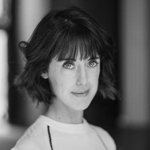 Irene Vallejo es una autora española que ha acercado el mundo clásico a miles de lectores con una mirada clara, apasionada y muy actual. Filóloga y divulgadora, combina rigor y sensibilidad para contar la historia de los libros, las palabras y quienes las han protegido a lo largo del tiempo. Su estilo es elegante pero cercano, lleno de curiosidades y pequeños detalles que hacen que el pasado cobre vida.