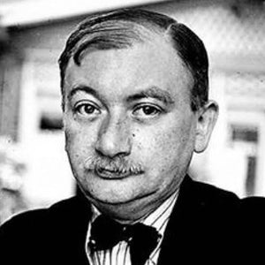 **Joseph Roth** fue uno de los grandes escritores europeos del siglo XX. Sus novelas retratan con una enorme sensibilidad el final de un mundo, la nostalgia, el desarraigo y los cambios que marcaron Europa tras la caída del Imperio austrohúngaro.  Con una prosa elegante y muy cercana, Roth construye historias llenas de humanidad, protagonizadas por personajes que buscan su lugar en un mundo que cambia demasiado deprisa. Obras como *La marcha Radetzky* o *La leyenda del santo bebedor* siguen emocionando por su belleza y su profundidad.  Ideal para quienes buscan clásicos breves, emotivos y llenos de melancolía, con personajes que permanecen en la memoria mucho después de terminar el libro.