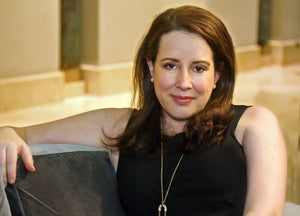 Julia Quinn es una de las autoras más populares del romance histórico, conocida por crear historias divertidas, adictivas y llenas de química. Alcanzó un gran éxito con la saga Los Bridgerton, que ha conquistado tanto a lectores como a espectadores. Sus novelas combinan amor, humor, enredos y personajes carismáticos, todo enmarcado en la alta sociedad inglesa. Con un estilo ágil y muy entretenido, Quinn convierte cada historia en una lectura ligera pero irresistible. Ideal para quienes buscan romance con chispa, diálogos ingeniosos y libros que se leen casi sin darte cuenta.