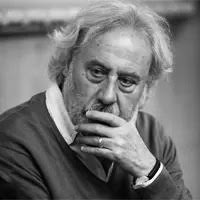 **Julio Llamazares** es un escritor y periodista español conocido por sus historias llenas de memoria, nostalgia y una fuerte conexión con la naturaleza y el mundo rural.  En sus libros aparecen pueblos que desaparecen, paisajes que guardan recuerdos y personajes marcados por el paso del tiempo. Su escritura es sencilla, poética y muy evocadora, capaz de transmitir mucho con muy poco.  Autor de obras como *La lluvia amarilla* o *Luna de lobos*, Llamazares habla de la soledad, el desarraigo, la pérdida y la memoria con una sensibilidad especial.  Ideal para quienes buscan lecturas íntimas, atmosféricas y de esas que dejan una sensación difícil de olvidar.