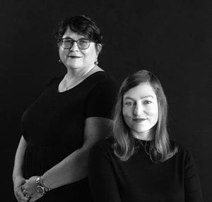 Juneau Black es el seudónimo de las escritoras Jocelyn Cole y Sharon Nagel, dos autoras que comparten su pasión por las librerías, los buenos quesos y, por supuesto, los asesinatos… siempre ficticios. Son las creadoras de Shady Hollow, una serie de cozy crime protagonizada por Vera Vixen, una astuta zorra y periodista que investiga los misterios de un pequeño pueblo habitado por animales del bosque.  Sus historias mezclan misterio, humor, personajes entrañables y una ambientación de cuento, con ese punto ligeramente oscuro que hace que detrás de un pueblo encantador siempre haya algún cadáver. Una combinación muy particular entre cozy mystery y fábula.