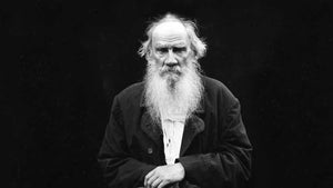 Lev Tolstoi fue uno de los grandes nombres de la literatura universal y un autor capaz de convertir las historias personales en retratos de toda una época. Sus novelas combinan pasión, reflexión y un profundo análisis de la sociedad, el amor, la familia y el sentido de la vida. Mezcla grandes acontecimientos históricos con personajes inolvidables. Sus historias hablan de decisiones, contradicciones y búsquedas personales que siguen siendo muy actuales. Ideal para quienes disfrutan de clásicos intensos, llenos de matices y con personajes e historias que se sienten increíblemente reales.