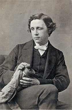 Lewis Carroll fue el autor que demostró que la imaginación no tiene límites, convirtiendo el absurdo, los juegos de lógica y el humor en literatura inolvidable. Sus historias mezclan fantasía, ironía y un toque surrealista que sigue fascinando tanto a lectores jóvenes como adultos. Bajo la apariencia de cuento infantil, hay juegos de palabras, acertijos y una creatividad desbordante que invita a mirar el mundo desde otro ángulo. Ideal para quienes disfrutan de clásicos imaginativos, llenos de personajes extravagantes y situaciones imposibles, donde la lógica se pone patas arriba y todo puede suceder.