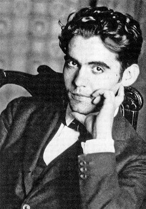 Federico García Lorca es una de las voces más intensas y reconocibles de la literatura española. Poeta y dramaturgo, su obra combina belleza y emoción. En sus poemas y obras de teatro trata temas como el deseo, la libertad, la represión y el destino. Lorca escribió sobre el amor, la identidad y las normas sociales con una sensibilidad única. Una maravilla para quienes buscan literatura apasionada, profunda y llena de imágenes potentes. Leer a Lorca es dejarse llevar por una voz poética que sigue siendo moderna, valiente y absolutamente inolvidable.