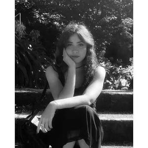 Marianela dos Santos es una poeta y escritora venezolana que ha conquistado a miles de lectores con una poesía íntima, emotiva y muy cercana. Desde muy joven encontró en la escritura una forma de dar sentido a las emociones, convirtiendo el amor, la pérdida y la esperanza en versos con los que resulta fácil identificarse.  Con libros como Donde viven las musas y En todos mis universos, combina poesía, referencias literarias y mitológicas y una sensibilidad muy personal. Su estilo es directo, delicado y lleno de imágenes que invitan a detenerse y sentir. Ideal para quienes disfrutan de una poesía contemporánea, emocional y cercana, de esas que acompañan, reconfortan y ponen palabras a sentimientos que a veces cuesta expresar.