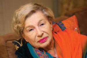 M. C. Beaton, seudónimo de la escritora escocesa Marion Chesney, fue una de las grandes autoras del cozy crime. Es especialmente conocida por las series de Agatha Raisin y Hamish Macbeth, dos personajes muy diferentes pero unidos por su capacidad para meterse en misterios y descubrir asesinatos en pequeños pueblos. Sus novelas combinan misterio, humor, personajes peculiares y ese encanto de los pueblos británicos donde todo el mundo parece tener algo que esconder. Además, antes de dedicarse al crimen escribió numerosas novelas románticas e históricas bajo distintos seudónimos. Ideal para quienes disfrutan del cozy mystery, Agatha Raisin, los detectives poco convencionales y los asesinatos con mucho humor y personalidad