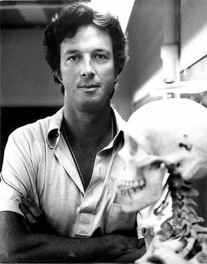 Michael Crichton fue un escritor, guionista y cineasta estadounidense conocido por convertir los avances científicos y tecnológicos en historias llenas de suspense. Sus novelas mezclan ciencia, aventura y thriller, explorando qué ocurre cuando el ser humano lleva demasiado lejos sus descubrimientos y pierde el control sobre sus propias creaciones.  Es el autor de Parque Jurásico, la novela que imaginó un parque temático con dinosaurios clonados mucho antes de que Steven Spielberg la llevara al cine. También escribió títulos como Esfera, Congo y La amenaza de Andrómeda, donde la ciencia se convierte en el punto de partida de aventuras trepidantes y situaciones extremas.