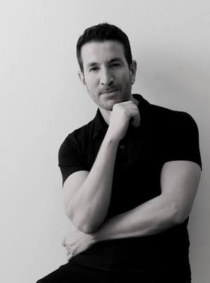 Alex Michaelides es un escritor y guionista británico de origen chipriota, conocido por sus thrillers psicológicos llenos de secretos, giros inesperados y personajes que no siempre son lo que parecen. Antes de dedicarse a la escritura, estudió psicoterapia, una experiencia que se refleja en su interés por la mente humana y sus rincones más oscuros.  Su gran éxito llegó con La paciente silenciosa, una novela que conquistó a lectores de todo el mundo gracias a su misterio adictivo y su sorprendente desenlace. También es autor de Las doncellas, donde mezcla asesinatos, mitología y suspense en el entorno de Cambridge.  Ideal para quienes disfrutan de los thrillers psicológicos que les hacen sospechar de todo el mundo y no les dejan cerrar el libro hasta descubrir la verdad.