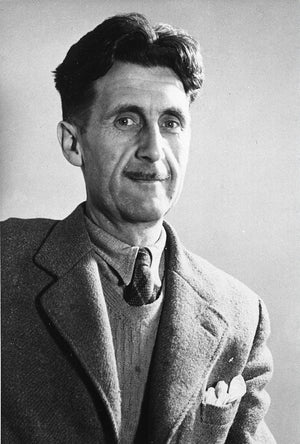 George Orwell fue uno de los autores más influyentes del siglo XX y una voz clave de la literatura política y social. Sus novelas siguen siendo actuales por la forma en que cuestionan el poder, la manipulación y la pérdida de libertad. En obras como 1984 o Rebelión en la granja, Orwell utiliza la ficción para hablar de control, propaganda y desigualdad de una manera clara, directa y muy impactante. Sus historias son fáciles de leer, pero dejan preguntas que siguen resonando mucho después. Con un estilo sencillo y contundente, creó clásicos que invitan a pensar sobre el mundo en el que vivimos. Ideal para quienes buscan lecturas intensas, críticas y sorprendentemente vigentes hoy en día.