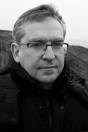 **Santiago Posteguillo** es uno de los grandes referentes de la novela histórica en español. Sus libros combinan un enorme trabajo de documentación con un ritmo ágil y personajes que hacen que la historia cobre vida.  Conocido por sus novelas ambientadas en la Antigua Roma, como las sagas de Escipión o Trajano, y por títulos como *Roma soy yo*, Posteguillo mezcla política, estrategia, batallas y grandes figuras históricas en relatos tan apasionantes como entretenidos.  Ideal para quienes disfrutan de novelas históricas llenas de aventura, intriga y rigor, capaces de hacer que aprender historia sea tan emocionante como leer una gran novela.