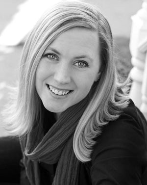 Rebecca Yarros es una autora super popular de romance y fantasía que ha conquistado a miles de lectores en los últimos años. Sus libros combinan emociones intensas, ritmo ágil y personajes con mucha química. Se hizo especialmente conocida con la saga Empíreo, empezando por Alas de sangre (Fourth Wing), donde mezcla romance, dragones, acción y un mundo lleno de tensión y peligros. También ha escrito novelas románticas contemporáneas, siempre con historias que enganchan y tocan temas como el amor, la superación y las segundas oportunidades. Atrévete con ella si buscas lecturas adictivas, con romance potente, giros y ese tipo de historia que no puedes soltar.