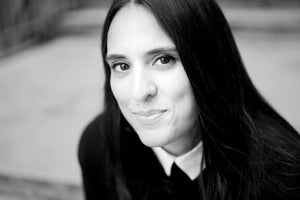 Lucía Solla Sobral es una autora gallega que destaca por una escritura íntima, sensible y muy conectada con las emociones. Sus textos se mueven entre lo cotidiano y lo poético, explorando temas como la identidad, los vínculos y los pequeños momentos que marcan la vida. Con un estilo cuidado y cercano, construye historias que invitan a parar, a sentir y a mirar lo aparentemente simple desde otra perspectiva. Una autora para quienes buscan lecturas delicadas, personales y con una voz muy honesta.
