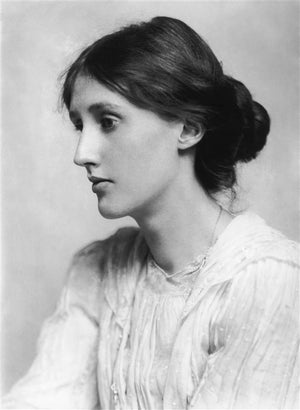 Virginia Woolf fue una de las autoras más influyentes del siglo XX y una figura clave del modernismo literario. Sus novelas no se centran tanto en lo que ocurre, sino más bien en cómo se vive. Con una prosa elegante y envolvente, Woolf explora el paso del tiempo y la complejidad de la vida interior a través de escenas cotidianas que se convierten en experiencias intensas y reveladoras. Ideal para lectores que disfrutan de historias introspectivas, sensibles y diferentes, y para quienes buscan clásicos que invitan a leer sin prisa y a mirar hacia dentro.